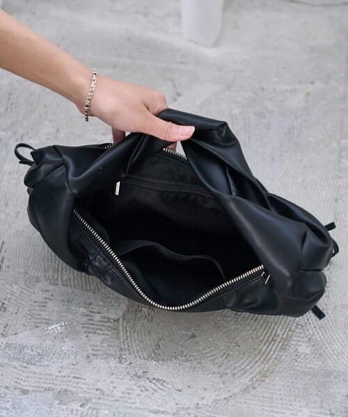 PUBLUX（パブリュクス）の「PUBLUX/パブリュクス ドロスト ギャザー リボン ハンドルバッグ　限定展開（ショルダーバッグ・レディース・ブラック・ONE SIZE）」の4枚目の写真