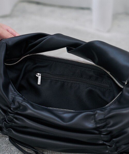 PUBLUX（パブリュクス）の「PUBLUX/パブリュクス ドロスト ギャザー リボン ハンドルバッグ　限定展開（ショルダーバッグ・レディース・ブラック・ONE SIZE）」の5枚目の写真