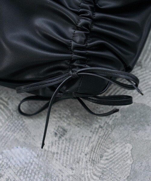 PUBLUX（パブリュクス）の「PUBLUX/パブリュクス ドロスト ギャザー リボン ハンドルバッグ　限定展開（ショルダーバッグ・レディース・ブラック・ONE SIZE）」の6枚目の写真