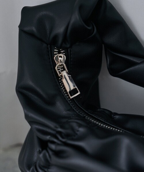 PUBLUX（パブリュクス）の「PUBLUX/パブリュクス ドロスト ギャザー リボン ハンドルバッグ　限定展開（ショルダーバッグ・レディース・ブラック・ONE SIZE）」の7枚目の写真