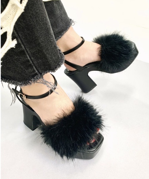 REZOY(リゾイ)の「【REZOY】フェイクファー厚底ストラップサンダル(サンダル・レディース・ブラック/アイボリー・S/M/L)」の2枚目の写真