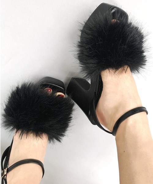 REZOY(リゾイ)の「【REZOY】フェイクファー厚底ストラップサンダル(サンダル・レディース・ブラック/アイボリー・S/M/L)」の3枚目の写真