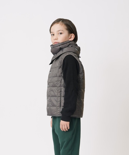 TAION（タイオン）の「【TAION(タイオン)】〈キッズ〉ベーシック クルーネック インナーダウンベスト（ダウンベスト・キッズ・カーキ/オリーブ/オレンジ/ベージュ/ライトグレー/ミント/レオパード/オフホワイト/サンドベージュ/ネイビー/ダークグリーン系/ダークオリーブ/グリーン系その他2/ブラウン系1/キャメル/バーガンディー/パープル/レモンイエロー/ラベンダー/ダークネイビー/ライム/チャコールグレー/チャコール/グレー/ブラック/その他8/タイガーカモ/ベージュ系5・120/150/140/130/100/110）」の6枚目の写真