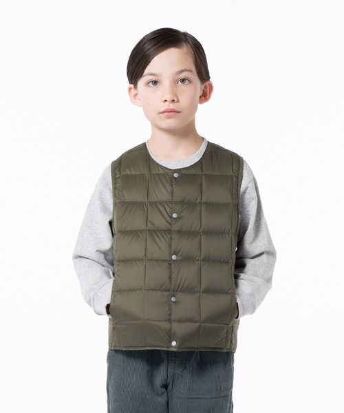 TAION（タイオン）の「【TAION(タイオン)】〈キッズ〉ベーシック クルーネック インナーダウンベスト（ダウンベスト・キッズ・カーキ/オリーブ/オレンジ/ベージュ/ライトグレー/ミント/レオパード/オフホワイト/サンドベージュ/ネイビー/ダークグリーン系/ダークオリーブ/グリーン系その他2/ブラウン系1/キャメル/バーガンディー/パープル/レモンイエロー/ラベンダー/ダークネイビー/ライム/チャコールグレー/チャコール/グレー/ブラック/その他8/タイガーカモ/ベージュ系5・120/150/140/130/100/110）」の13枚目の写真