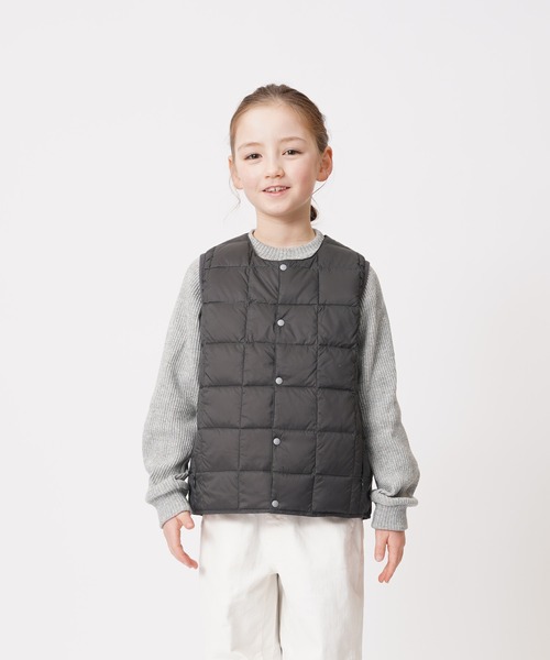 TAION（タイオン）の「【TAION(タイオン)】〈キッズ〉ベーシック クルーネック インナーダウンベスト（ダウンベスト・キッズ・カーキ/オリーブ/オレンジ/ベージュ/ライトグレー/ミント/レオパード/オフホワイト/サンドベージュ/ネイビー/ダークグリーン系/ダークオリーブ/グリーン系その他2/ブラウン系1/キャメル/バーガンディー/パープル/レモンイエロー/ラベンダー/ダークネイビー/ライム/チャコールグレー/チャコール/グレー/ブラック/その他8/タイガーカモ/ベージュ系5・120/150/140/130/100/110）」の4枚目の写真