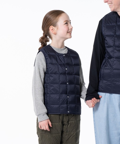 TAION（タイオン）の「【TAION(タイオン)】〈キッズ〉ベーシック クルーネック インナーダウンベスト（ダウンベスト・キッズ・カーキ/オリーブ/オレンジ/ベージュ/ライトグレー/ミント/レオパード/オフホワイト/サンドベージュ/ネイビー/ダークグリーン系/ダークオリーブ/グリーン系その他2/ブラウン系1/キャメル/バーガンディー/パープル/レモンイエロー/ラベンダー/ダークネイビー/ライム/チャコールグレー/チャコール/グレー/ブラック/その他8/タイガーカモ/ベージュ系5・120/150/140/130/100/110）」の19枚目の写真