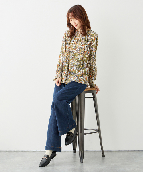 Petit Honfleur(プチオンフルール)の「シャーリングブラウス(シャツ/ブラウス・レディース・ベージュ/ネイビー/カーキ・9号/11号)」の16枚目の写真