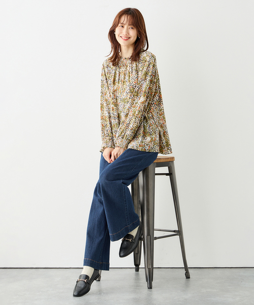 Petit Honfleur(プチオンフルール)の「シャーリングブラウス(シャツ/ブラウス・レディース・ベージュ/ネイビー/カーキ・9号/11号)」の17枚目の写真