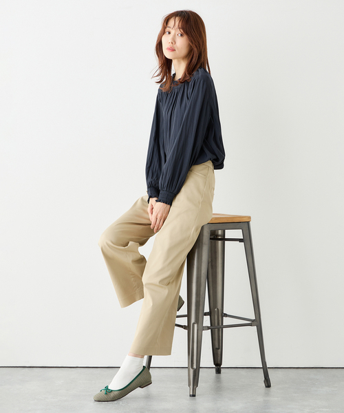 Petit Honfleur(プチオンフルール)の「シャーリングブラウス(シャツ/ブラウス・レディース・ベージュ/ネイビー/カーキ・9号/11号)」の19枚目の写真