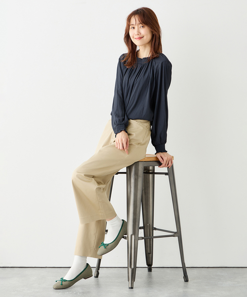 Petit Honfleur(プチオンフルール)の「シャーリングブラウス(シャツ/ブラウス・レディース・ベージュ/ネイビー/カーキ・9号/11号)」の20枚目の写真