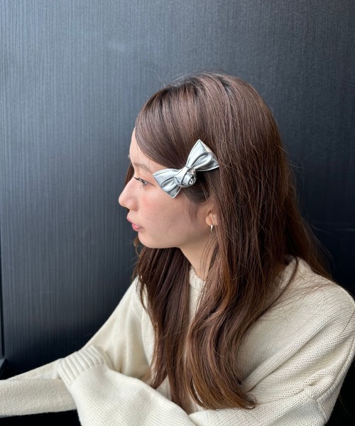 FOREVER 21(フォーエバー トゥエンティーワン)の「リボンバレッタ(バレッタ/ヘアクリップ・レディース・シルバー・FREE)」の6枚目の写真