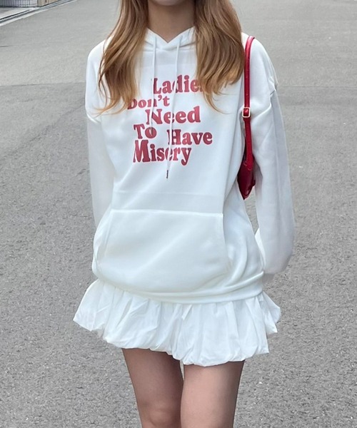 merrylatte(メリーラテ)の「レッドカラープリントパーカー(パーカー・レディース・ホワイト・MEDIUM/LARGE)」の2枚目の写真