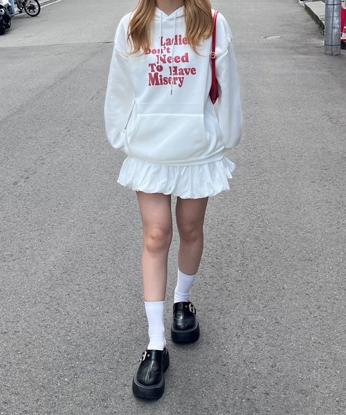 merrylatte(メリーラテ)の「レッドカラープリントパーカー(パーカー・レディース・ホワイト・MEDIUM/LARGE)」の3枚目の写真