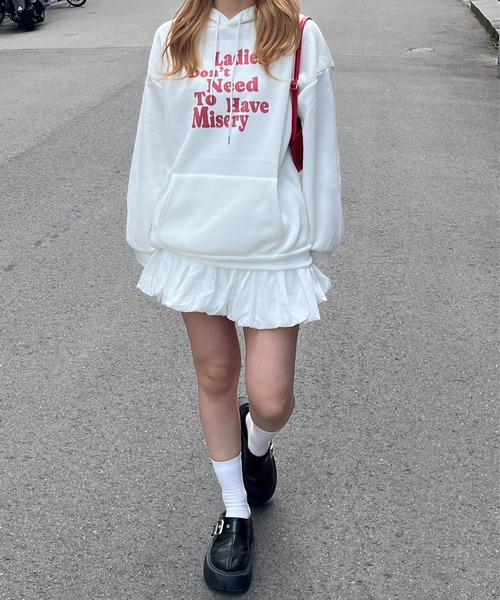 merrylatte(メリーラテ)の「レッドカラープリントパーカー(パーカー・レディース・ホワイト・MEDIUM/LARGE)」の4枚目の写真