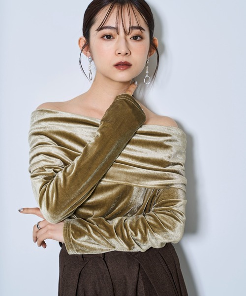 tarin arin(タリンアリン)の「【150㎝前後の小柄さんサイズ】オフショル ベロアトップス(Tシャツ/カットソー・レディース・ブラック/カーキ/ベージュ・S/M)」の3枚目の写真