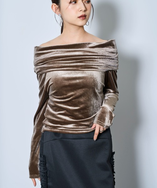 tarin arin(タリンアリン)の「【150㎝前後の小柄さんサイズ】オフショル ベロアトップス(Tシャツ/カットソー・レディース・ブラック/カーキ/ベージュ・S/M)」の4枚目の写真