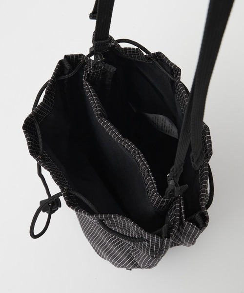 Unblend（アンブレンド）の「【Unblend】アコーディオン ナイロン ショルダーバッグ（ショルダーバッグ・レディース・ブラック/ホワイト・FREE）」の3枚目の写真