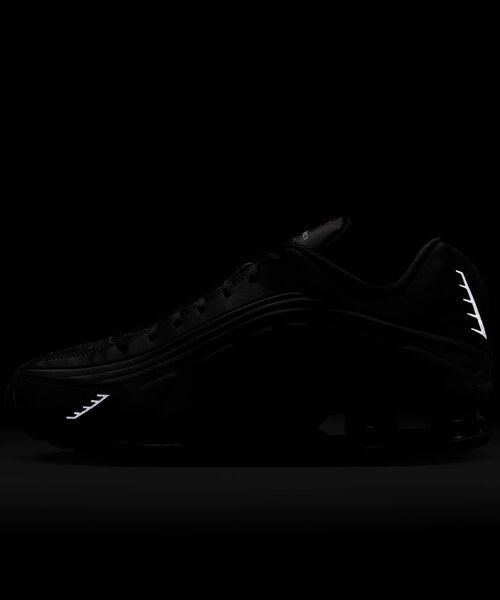 ナイキ ショックス R4 ブラック シューズ NIKE公式】ナイキ ショックス R4 メンズシューズ.オンライン