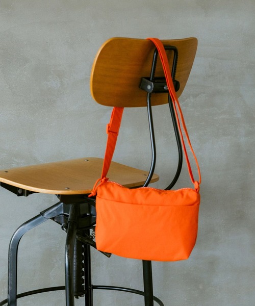 GLOBAL WORK(グローバルワーク)の「撥水ライトショルダーXS/306750(ショルダーバッグ・メンズ・アイボリー/ブラック/グレー/ブルー/ピンク/ベージュ/イエロー/オレンジ/ネイビー/ダークブラウン/オレンジ系その他・FREE)」の10枚目の写真