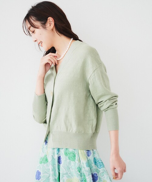 UNTITLED（アンタイトル）の「【アンサンブル可能/手洗い可】リネン混ベーシックカーディガン（カーディガン/ボレロ・レディース・グリーン系/イエロー系その他/ベージュ/ネイビー・00/02/04/44/48）」の8枚目の写真