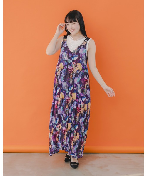 ScoLar（スカラー）の「151682：クラゲ柄クリンクル加工キャミワンピース（ワンピース・レディース・ブラック/ネイビー・M）」の2枚目の写真