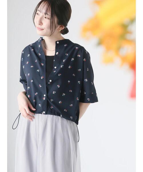 Te chichi TERRASSE(テチチテラス)の「【日比谷花壇コラボ】プリントクロップドシャツ(セットアップ可)(シャツ/ブラウス・レディース・オフホワイト/ネイビー/キャメル・F)」の3枚目の写真