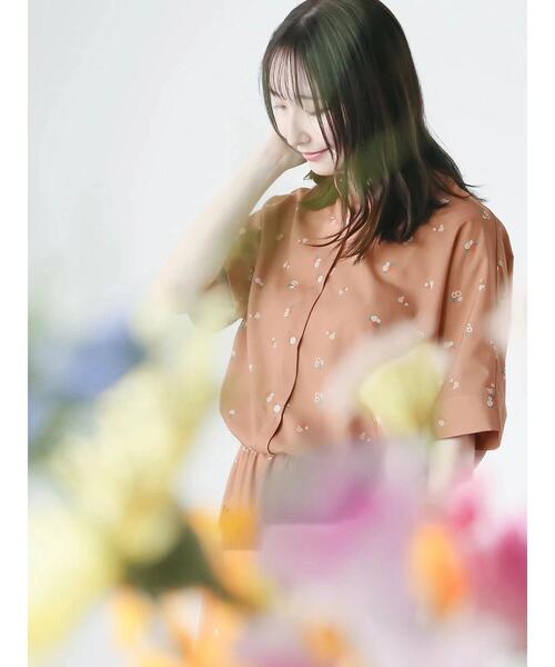 Te chichi TERRASSE(テチチテラス)の「【日比谷花壇コラボ】プリントクロップドシャツ(セットアップ可)(シャツ/ブラウス・レディース・オフホワイト/ネイビー/キャメル・F)」の1枚目の写真