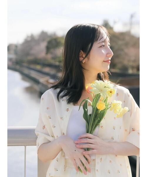 Te chichi TERRASSE(テチチテラス)の「【日比谷花壇コラボ】プリントクロップドシャツ(セットアップ可)(シャツ/ブラウス・レディース・オフホワイト/ネイビー/キャメル・F)」の2枚目の写真