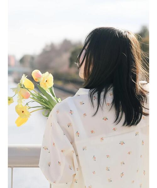 Te chichi TERRASSE(テチチテラス)の「【日比谷花壇コラボ】プリントクロップドシャツ(セットアップ可)(シャツ/ブラウス・レディース・オフホワイト/ネイビー/キャメル・F)」の9枚目の写真