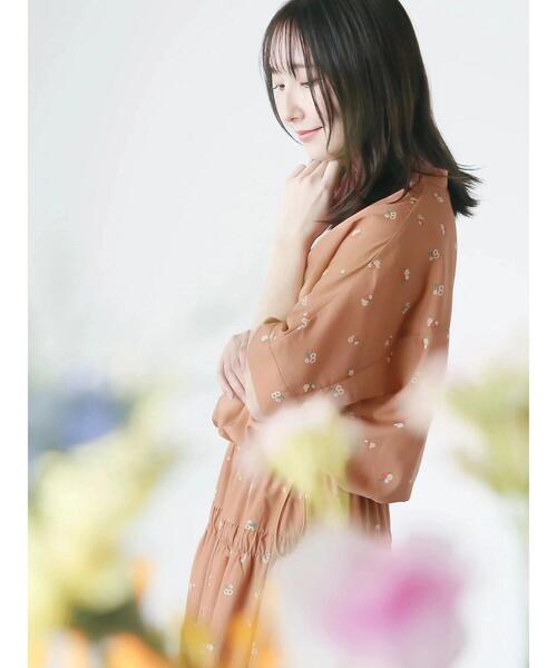 Te chichi TERRASSE(テチチテラス)の「【日比谷花壇コラボ】プリントクロップドシャツ(セットアップ可)(シャツ/ブラウス・レディース・オフホワイト/ネイビー/キャメル・F)」の13枚目の写真