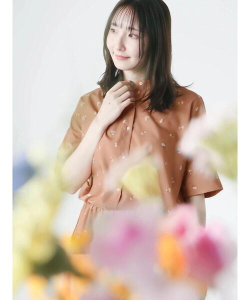 Te chichi TERRASSE(テチチテラス)の「【日比谷花壇コラボ】プリントクロップドシャツ(セットアップ可)(シャツ/ブラウス・レディース・オフホワイト/ネイビー/キャメル・F)」の14枚目の写真