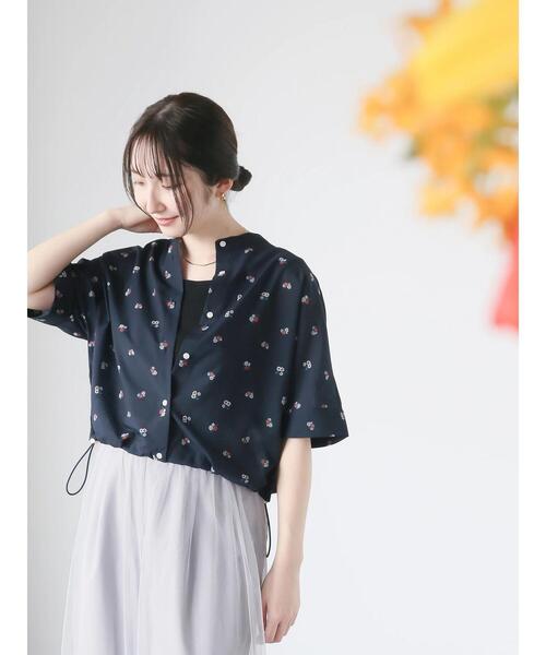 Te chichi TERRASSE(テチチテラス)の「【日比谷花壇コラボ】プリントクロップドシャツ(セットアップ可)(シャツ/ブラウス・レディース・オフホワイト/ネイビー/キャメル・F)」の19枚目の写真