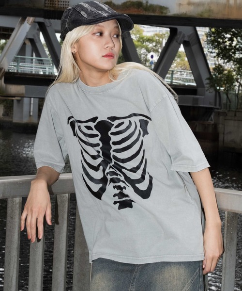 SHORT ROUND（ショートラウンド）の「SHORT ROUND/ブリーチボーングラフィックT（Tシャツ/カットソー・メンズ・グレー/スミクロ・MEDIUM/LARGE）」の17枚目の写真