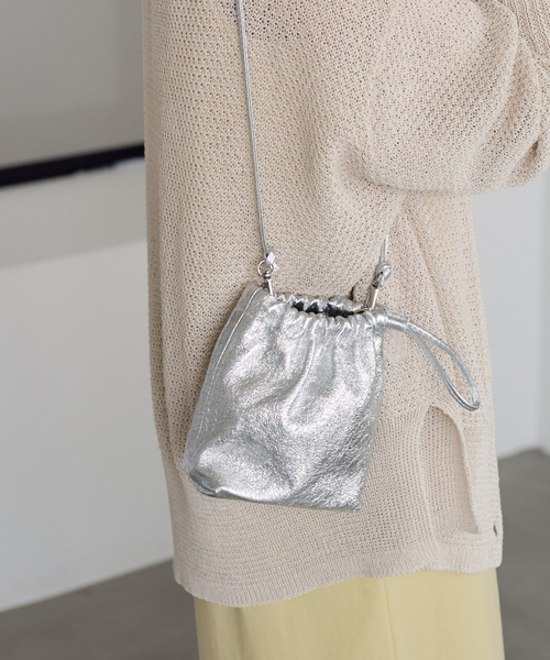 FRAMeWORK（フレームワーク）の「AULENTTI/オウレンティ miniキンチャクSHOULDER（ショルダーバッグ・レディース・ブラック/ボルドー/ゴールド/シルバー・FREE）」の4枚目の写真