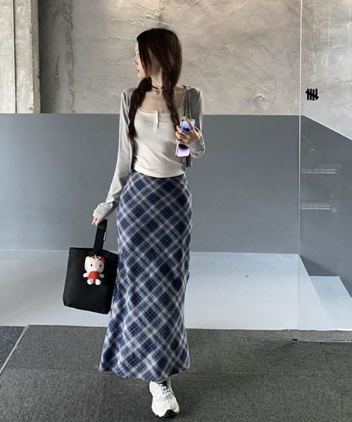 urge：（アージコロン ）の「【URGE：】チェック柄 プリント ロング スカート（スカート・レディース・ネイビー・X-LARGE/LARGE/MEDIUM/SMALL）」の2枚目の写真
