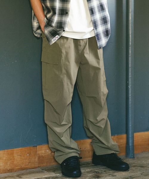 BAYFLOW（ベイフロー）の「[ストレスフリー]ストレッチテックカーゴパンツ（カーゴパンツ・メンズ・カーキ/ブラック・MEDIUM/LARGE）」の2枚目の写真