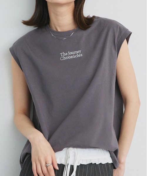 ad thie(アドティエ)の「ロゴ刺繍 フレンチスリーブ Tシャツ(Tシャツ/カットソー・レディース・オフホワイト/チャコール/ブラック・FREE)」の1枚目の写真