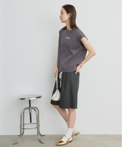 ad thie(アドティエ)の「ロゴ刺繍 フレンチスリーブ Tシャツ(Tシャツ/カットソー・レディース・オフホワイト/チャコール/ブラック・FREE)」の22枚目の写真