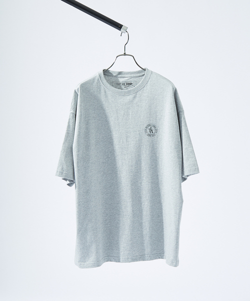 ABAHOUSE（アバハウス）の「バックプリント グラフィック 半袖Tシャツ / オーバーサイズ / LE TRIO ABAHOUSE（Tシャツ/カットソー・メンズ・ホワイト/ネイビー/グレー・48/46）」の2枚目の写真