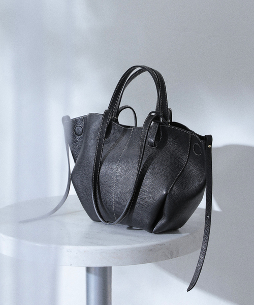 La TOTALITE(ラトータリテ)の「ANDREA CARDONE/アンドレア カルドネ マルチWAY レザートートバッグ(トートバッグ・レディース・キャメル/ブラック・FREE)」の4枚目の写真