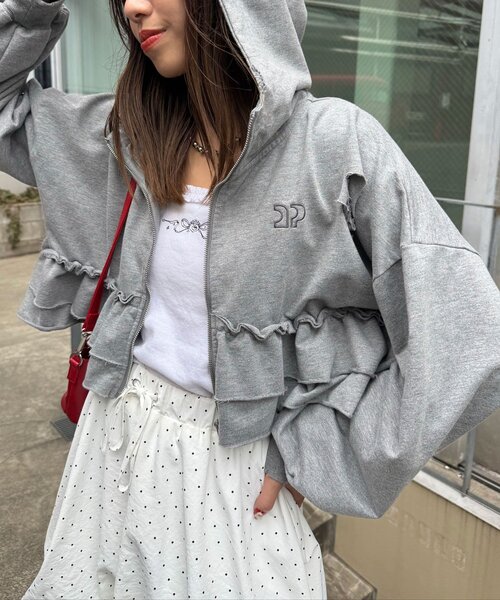 CIAOPANIC（チャオパニック）の「CPロゴフリルティアードダメージパーカー（パーカー・レディース・ブルー/イエロー/グレー・ONE SIZE）」の4枚目の写真