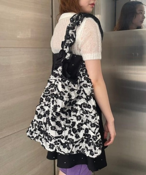 Casselini（キャセリーニ）の「【別注】Casselini / スクエア ギャザー トート（トートバッグ・レディース・ブラック/レッド・ONE SIZE）」の2枚目の写真