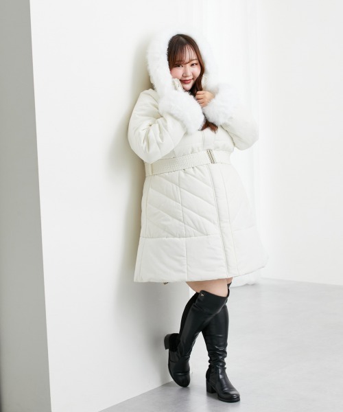 SMILE LAND（スマイルランド）の「＜大きいサイズ＞【らめちゃんコラボ】フェイクファーフード付中綿コート JERRY SELECT（ダウンジャケット/コート・レディース・ブラック/ホワイト・3L/L/LL/4L/5L）」の2枚目の写真