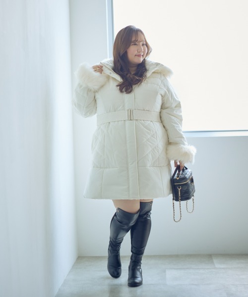 SMILE LAND（スマイルランド）の「＜大きいサイズ＞【らめちゃんコラボ】フェイクファーフード付中綿コート JERRY SELECT（ダウンジャケット/コート・レディース・ブラック/ホワイト・3L/L/LL/4L/5L）」の11枚目の写真