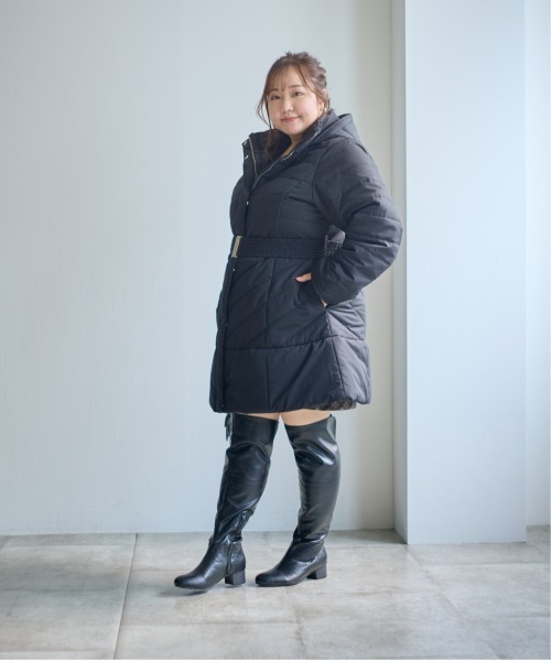 SMILE LAND（スマイルランド）の「＜大きいサイズ＞【らめちゃんコラボ】フェイクファーフード付中綿コート JERRY SELECT（ダウンジャケット/コート・レディース・ブラック/ホワイト・3L/L/LL/4L/5L）」の8枚目の写真