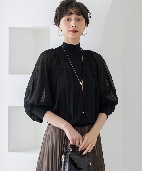 23区(ニジュウサンク)の「【洗える】シアーギャザー ハイネック ニット(ニット/セーター・レディース・ベージュ系/ライトグレー系/ブラック系・38)」の2枚目の写真