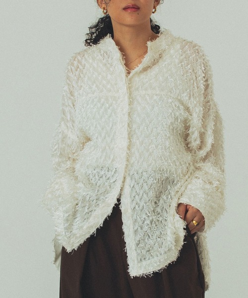 ROSE BUD(ローズバッド)の「(GENE HEAVENS)FRINGE BIG SHIRTS(シャツ/ブラウス・レディース・ベージュ/ホワイト/ブラック・ONE SIZE)」の2枚目の写真