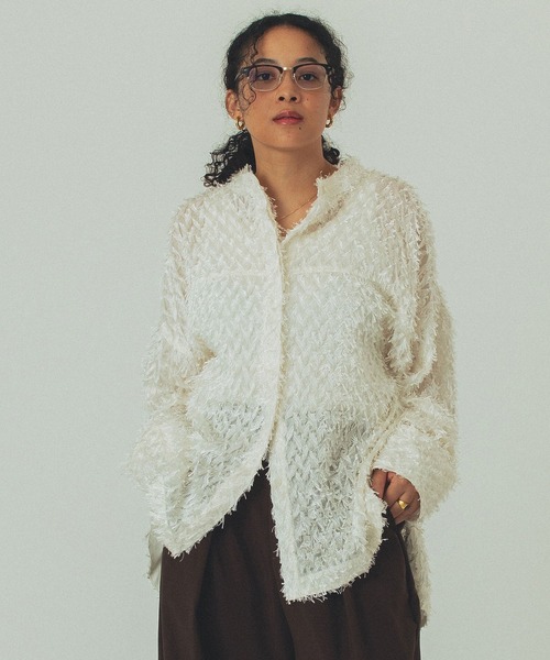 ROSE BUD(ローズバッド)の「(GENE HEAVENS)FRINGE BIG SHIRTS(シャツ/ブラウス・レディース・ベージュ/ホワイト/ブラック・ONE SIZE)」の4枚目の写真