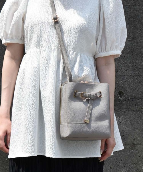 Bleu Bleuet(ブルーブルーエ)の「【ZOZO限定】合皮3層ショルダーバッグ(ショルダーバッグ・レディース・グレー/ブラック/ブラウン・FREE)」の2枚目の写真