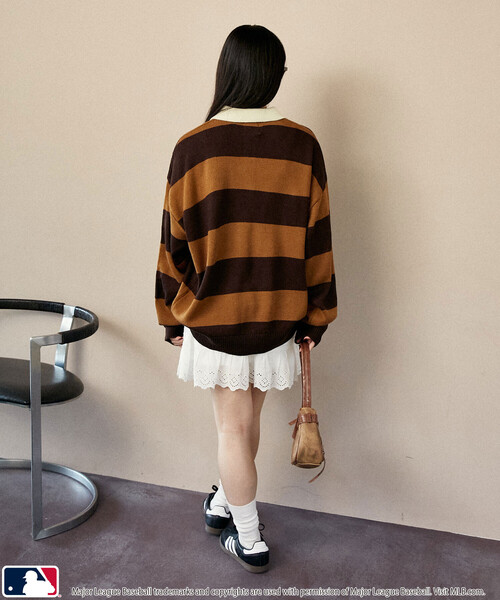 MLB（メジャーリーグベースボール）の「MLB × MARY QUANT × PUBLUX/エムエルビー × マリークワント MLB×MARY QUANT KNIT RUGBY SHIRT/ニットラグビーシャツ(限定展開)（ニット/セーター・メンズ・ブラウン/ベージュ/ネイビー・SMALL/LARGE/MEDIUM）」の18枚目の写真